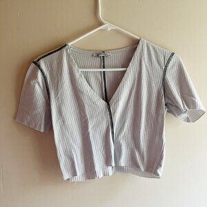 Zara - Trafaluc white v neck crop top with black stitching details